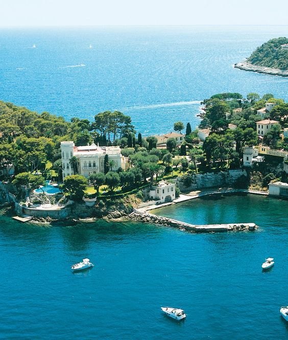 A sheltered cove at Cap Ferrat, the water turning green over the stones.