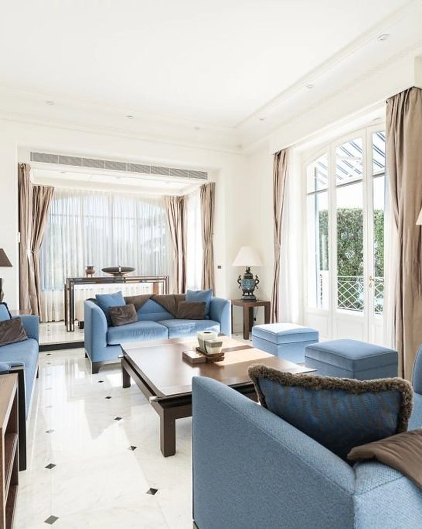 The sitting room of the villa, where each individual session begins.